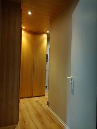 Bent u op zoek naar een instapklaar appartement op een uitstekende locatie? Dan is dit gezellige en lichtrijke 2-slaapkamerappartement van 70 m² in Ekeren zeker een bezoek waard. Gelegen in een rustige, residentiële buurt, vlak bij scholen, winkels en het prachtige park Hof De Bist, combineert deze woning comfort, functionaliteit en een aangename woonomgeving. Dankzij de vele kwalitatieve ingemaakte kasten geniet u bovendien van uitzonderlijk veel bergruimte.<br /><br />Via de inkomhal, die volledig is uitgerust met praktische maatkasten, betreedt u het appartement. Hier vindt u voldoende ruimte voor jassen, schoenen en extra opslag. Aansluitend bevindt zich de verzorgde badkamer met douche, lavabo en toilet.<br /><br />Verder komt u terecht in de ruime, lichtrijke leef- en eetruimte. Grote raampartijen zorgen voor een aangename lichtinval gedurende de dag. De gezellige open haard vormt het warme middelpunt van de woonkamer en zorgt voor extra sfeer tijdens de wintermaanden. De open keuken sluit mooi aan op de leefruimte en is uitgerust met alle nodige toestellen, waaronder een oven, koelkast, vaatwasser en elektrisch kookvuur. Bovendien is er voldoende kastruimte en een praktische aansluiting voor een wasmachine voorzien.<br /><br />De ruime master bedroom beschikt over ingemaakte kasten tot aan het plafond, waardoor extra meubelen nauwelijks nodig zijn. De tweede slaapkamer kan perfect dienst doen als kinderkamer, bureau of logeerkamer en biedt rechtstreekse toegang tot het terras.<br /><br />Een absolute troef van dit appartement is het zonnige terras.  Dankzij het aanwezige buitenstopcontact beschikt u bovendien over extra gebruiksgemak.<br /><br />Troeven <br /> • Instapklaar appartement<br /> • 2 volwaardige slaapkamers<br /> • Veel natuurlijke lichtinval<br /> • Uitzonderlijk veel bergruimte<br /> • Zonnig terras<br /> • Rustige ligging nabij Hof De Bist<br /> • Dicht bij scholen, winkels en openbaar vervoer<br /> • Rolluiken met 10 jaar garantie<br /><br />Technische gegevens: EPC: B, Electriciteit: Conform, Asbestattes: asbestveilig
