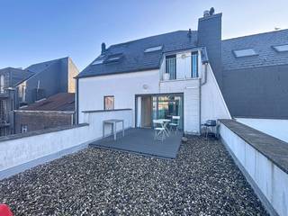 <strong>Gemeubeld </strong>appartement gelegen op de derde verdieping met ruim terras op zeer centrale ligging in <strong>de Theaterbuurt </strong>op wandelafstand van de gezellige Graanmarkt, winkels, restaurants, openbaar vervoer. <br /><br /><strong>Indeling: </strong><br />Het appartement bestaat uit een leefruimte met aansluitend de open keuken die voorzien is van een koelkast, een keramische kookplaat, een dampkap, een vaatwasser en een combi-oven. De slaapkamer bevindt zich aan de achterzijde van het appartement en heeft aansluitend een badkamer die voorzien is van een douche en lavabo en een apart toilet. Via de slaapkamer heeft u toegang tot het ruime dakterras van 10m². Verder is er ook nog een berging in het appartement.<br /><br /><strong>Bijzonderheden:</strong>
<ul>
	<li>De nutsvoorziening van water, gas en elektriciteit zijn individueel.</li>
	<li>De maandelijkse gemeenschappelijke kosten bedragen €55,00 per maand.</li>
	<li>Een tweede berging aanwezig in de kelder op -1.</li>
</ul>