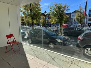 Wonen aan het water!Via de centrale inkomhal komen we uit in de living met open keuken, terras en berging. Verder is er een WC, badkamer met douche en 2 slaapkamers welke uitgeven op het 2de terras.Verder beschikt het appartement over een ondergrondse autostaanplaats met laadpaal alsook een kelderberging.Gelegen in centrum Mechelen, nabij Vismarkt/Lamot site.