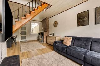 Instapklare rijwoning op een perceel van 230 m² met zonnige tuin en toegang via de achterliggende straat. Indeling: inkom, living, ingerichte keuken, badkamer/wasplaats. Verdieping: 2 grote slaapkamers en een tweede badkamer (ligbad, dubbele lavabo en toilet). Grote, geïsoleerde ingerichte zolderkamer. Aangelegde tuin met extra stalling en grote garage (elektriciteit en water voorzien).