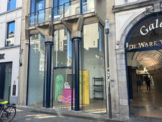 Op zoek naar een commercieel pand met maximale visibiliteit in het centrum van Hasselt? Deze instapklare winkelruimte van ca. 140 m² bevindt zich...