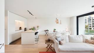 Dit recente appartement, gerealiseerd door SALT, verwelkomt u met een ruime inkomhal met vestiaire en gastentoilet. De open keuken is...