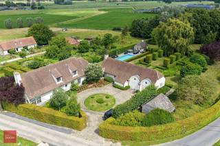 Bestaande uit een inkomhal, living met afzonderlijke eetplaats, ingerichte keuken, 4 à 5 slaapkamers, 2 badkamers, fitness of hobbyruimte,...