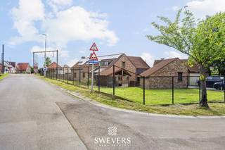Voor meer info, foto’s en de video, surf naar www.swevers.be – Ontdek dit ruime landhuis in Kermt met een bewoonbare oppervlakte van 328 m² op een perceel van 14a 08ca. De woning is ingericht als twee afzonderlijke woonniveaus, ideaal voor kangoeroewonen, een combinatie van wonen en werken of gezinnen die extra zelfstandigheid wensen. De instapklare eerste verdieping beschikt over een gezellige leefruimte met aansluitende eetplaats en keuken, drie slaapkamers, een dressing, badkamer, apart toilet, berging met wasplaats en een terras. Op het gelijkvloers vindt u een tweede woongelegenheid met leefruimte, eetplaats, keuken, bureau, slaapkamer, badkamer, meerdere bergingen, een grote inpandige garage en een overdekt terras. Deze verdieping vraagt renovatie, maar biedt een praktische basis om volledig naar eigen smaak af te werken. In totaal telt de woning vijf slaapkamers, twee badkamers, een zolder en drie garages, wat zorgt voor uitzonderlijk veel ruimte en mogelijkheden. De grote tuin vormt een aangename aanvulling op het wooncomfort. Dankzij de centrale ligging bereikt u winkels, scholen, openbaar vervoer, restaurants en ontspanning op wandelafstand, terwijl ook de autosnelweg vlot bereikbaar is. Een veelzijdige woning met tal van mogelijkheden voor wie op zoek is naar ruimte, flexibiliteit en een centrale ligging. Voor meer informatie, bel 011 255 155. Bron bewoonbare oppervlakte: EPC – verslag.