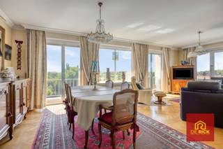 <p>Dit lichtrijke appartement van maar liefst 154 m² bevindt zich op de 7de verdieping en geniet van een panoramisch uitzicht over het stadspark van Aalst.</p><p>De eigendom omvat een ruime inkomhal, een bijzonder lichtrijke woonkamer met prachtig uitzicht, een afzonderlijk gastentoilet met lavabo en een extra salon dat naar wens kan worden ingericht als vierde slaapkamer, bureau, hobbyruimte of tweede zithoek. <br />Verder beschikt het appartement over een keuken, drie slaapkamers en twee badkamers.</p><p>Aan de leefruimte en keuken bevindt zich een terras met praktische berging. <br />Op niveau -1 beschikt het appartement bovendien over een extra privatieve berging.</p><p>Er is tevens de mogelijkheid om twee garageboxen aan te kopen, waarbij de dubbele garagebox wordt aangeboden aan €40.000 en de enkele garagebox aan €30.000.</p><p>Deze ruime en unieke eigendom biedt dankzij de royale oppervlakte, aangename indeling en uitzonderlijke ligging met zicht over het stadspark bijzonder veel potentieel. <br />Mits enkele opfrissingswerken kan hier een bijzonder comfortabel en stijlvol appartement worden gecreëerd.</p>