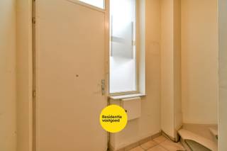 Welkom in deze op te frissen bel-étagewoning, ideaal gelegen en boordevol potentieel.<br />Bij het betreden van de woning komt u terecht in een lichtrijke inkomhal met een praktische berging op het gelijkvloers, die tevens doorgang biedt naar de achterzijde waar de garagebox zich bevindt.<br /><br />Op de eerste verdieping ontdekt u de leefruimte, die dankzij de raampartijen aan beide zijden geniet van een veel lichtinval. Aansluitend bevindt zich een terras van 12,5 m², perfect om in alle rust te genieten van een zonnige dag. Vanuit de leefruimte heeft u toegang tot de ingerichte keuken, uitgerust met anderhalve spoelbak, elektrische kookplaat, koelkast en vaatwasser. Ook vanuit de keuken is er directe toegang tot het terras. Daarnaast beschikt de eerste verdieping nog over een toilet en een extra berging.<br /><br />De tweede verdieping omvat twee volwaardige slaapkamers en een badkamer voorzien van ligbad, lavabo met spiegelkast en toilet. Aansluitend aan de badkamer is er nog een technische ruimte.<br /><br />Tot slot beschikt de woning over een garage met metalen kantelpoort.<br /><br />Deze woning biedt een solide basis met tal van mogelijkheden voor wie op zoek is naar een aangename woning in het centrum van Torhout. <br />De vermelde prijs is een richtprijs. Elk bod, hoger of lager, wordt voorgelegd aan de eigenaar, die zich het recht voorbehoudt om dit te aanvaarden of te weigeren.<br /><br />Neem voorsprong met een vrijblijvende en gratis schatting van uw eigendom via:<br />http://www.residentievastgoed.be/gratisonlineschatten