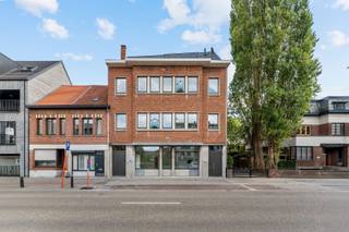 <p><span>Ben je op zoek naar een stijlvol en instapklaar appartement in het centrum van Mol? Dan is dit volledig gerenoveerde dakappartement aan de Rozenberg zeker iets voor jou. </span></p><p><span>Gelegen op de dak-verdieping, straalt deze woonst charme en comfort uit.</span></p><p><span> </span></p><p><span>Het appartement beschikt over een ruime en lichtrijke leefruimte waar je meteen een gevoel van openheid en rust ervaart. </span></p><p><span>Grote ramen zorgen voor een overvloed aan natuurlijk licht.</span></p><p><span>Aansluitend vind je de open keuken die dankzij haar moderne inrichting en slimme indeling het hart van de woning vormt. </span></p><p><span> </span></p><p><span>Verder zijn er twee slaapkamers, waardoor het appartement perfect is voor een jong koppel, een alleenstaande of zelfs voor wie graag een extra kamer wil inrichten als bureau of hobbyruimte. </span></p><p><span> </span></p><p><span>De badkamer is uitgerust met een moderne douche en een stijlvol badkamermeubel. </span></p><p><span>Het toilet is afzonderlijk, wat zorgt voor extra comfort en privacy.</span></p><p><span> </span></p><p><span>Wat dit appartement écht uniek maakt, is het ruime terras  een heerlijke buitenruimte waar je kan genieten van de zon,</span></p><p><span>.</span></p><p><span>De ligging is zonder twijfel een grote troef. Op wandelafstand vind je allerlei winkels, gezellige cafés, restaurants en vlot openbaar vervoer. Alles wat je nodig hebt, ligt letterlijk om de hoek.</span></p><p><span> </span></p><p><span>Verder is er een gezamenlijke fietsenstalling voorzien, geniet het appartement van een zeer gunstige EPC-waarde, en zijn er geen gemeenschappelijke kosten.</span></p><p><span> </span></p><p><span> </span></p><p><span>Samengevat:</span></p><p><span>Dit appartement combineert comfort, charme en een toplocatie. Met zijn moderne afwerking, groot terras en praktische indeling is het de perfecte plek voor wie op zoek is naar een warme thuis in hartje Mol.</span></p><p><span> </span></p><p><span>Interesse? Neem gerust contact op voor meer informatie of een bezichtiging. </span></p><p><span>Dit pareltje is instapklaar en wacht op zijn nieuwe bewoner(s)!</span></p><p><span> </span></p><p><span>Beschikbaar vanaf 01/09!</span></p>