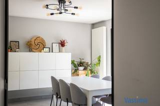 Bent u op zoek naar een instapklare gezinswoning waar rust, comfort en een uitstekende ligging perfect samenkomen? Dan zal deze charmante driegevelwoning u meteen weten te bekoren.<br /><br />Deze verzorgde woning bevindt zich in het verlengde van het geliefde Park Terlinden en omgeven door groen en water. In de residentiële buurt Wateringen woont u in alle rust zonder doorgaand verkeer, terwijl kinderen veilig buiten kunnen spelen en u zelfs gebruik kan maken van het buurttennisveld. Een zeldzame woonomgeving waar rust, privacy en bereikbaarheid centraal staan.<br /><br />Grondige update in 2019-20 / Sanitaire leidingen – Vloeren – … maatwerkkeuken en badkamer / CV Aardgas / Alarm / Camerabewaking / Surroundvoorziening / … 24 zonnepanelen met omvormer tot 9 kW en een thuisbatterij van 18 kWh (waardoor je ‘s avonds kan leven van stroom uit je batterij) / Asbestveilig / EPC B / Elektriciteit conform .. Steeds piekfijn onderhouden!<br /><br />Bij het binnenkomen voelt u meteen de warme en uitnodigende sfeer van deze woning. De lichtrijke leef- en eetruimte vormt het kloppende hart van het huis en biedt dankzij de gezellige gashaard een aangename plek om samen te ontspannen met familie of vrienden. Verschillende raampartijen zorgen voor natuurlijk licht en creëren een mooi contact met de tuin.<br /><br />Aansluitend bevindt zich de open, volledig geïnstalleerde keuken waar koken en gezellig samenzijn naadloos in elkaar overvloeien. Zowel de leefruimte als de keuken geven rechtstreeks toegang tot de aangelegde tuin, waardoor binnen en buiten harmonieus verbonden worden.<br /><br />Ook praktisch heeft deze woning heel wat te bieden. Op het gelijkvloers beschikt u over een inpandige garage met aansluitingen voor was- en droogmachine, een handige vestiaire en een gastentoilet.<br /><br />Op de eerste verdieping bevinden zich 2 slaapkamers, een bemeubelde inloopdressing (om te vormen naar slaapkamer) en doorsteekkamer die perfect dienst kan doen als home office of hobbyruimte. Vanuit deze ruimte bereikt u bovendien de ruime zolderkamer.<br /><br />De badkamer werd ingericht met oog voor comfort en functionaliteit en beschikt over een ligbad, inloopdouche, badkamermeubel en een tweede toilet. Een plek waar u dagelijks in alle rust kan genieten.<br /><br />Ook buiten is het puur genieten. De aangelegde tuin met schommel, verschillende terrassen, buitenberging en verzorgde beplantingen zorgen voor een instant vakantiegevoel. Hier geniet u van lange zomeravonden, gezellige barbecues en quality time met familie en vrienden in een groene en rustige omgeving.<br /><br />De ruime oprit met plaats voor meerdere wagens maakt het geheel af.<br /><br />Bovendien geniet u van een strategische ligging vlak bij het centrum van Aalst, scholen, winkels, openbaar vervoer en belangrijke verbindingswegen. Ook liefhebbers van wandelen, fietsen en joggen komen hier volledig aan hun trekken dankzij de vele groene zones en recreatiemogelijkheden in de directe omgeving.<br /><br />Bent u klaar om deze instapklare woning zelf te ontdekken?