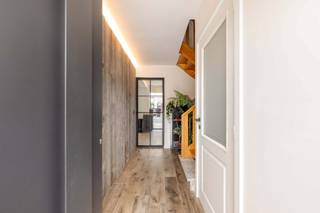Deze INSTAPKLARE woning is gelegen te Tielt met name in de Klijtenstraat 96 op een perceel grond van 417 m² en met een bewoonbare oppervlakte van 172 m². Deze eigendom geniet een uiterst gunstige ligging vlakbij treinstation, openbaar vervoer, bakker, slager, winkels, scholen, enz...<br /><br />PLUSPUNTEN:<br />* INSTAPKLAAR | RENOVATIE VANAF 2021 TOT 2026<br />* ASBESTVEILIG <br />* CONFORME ELEKTRISCHE KEURING TOT 2051 <br />* ENERGIEZUINIG <br />* ALUMINIUM RAMEN | HR GLAS | AUTO ROLLUIKEN <br /><br />INTERIEUR:<br />U komt binnen via de inkomhal met apart gastentoilet. Via de stalen deur is er toegang tot de ruime leefruimte (28 m²) met zit- en eethoek met aansluitend de open ingerichte keuken 8 m² (kookplaat | dampkap | spoelbak | oven | microgolf | vaatwasser | frigo) met vervolgens een ruime gezellige veranda. <br />Het gelijkvloers omvat ook nog een inpandige garage (18 m²)met geautomatiseerde poort, aansluiting voor wasmachine en droogkast alsook toegang tot de tuin.<br />Het verdiep omvat 3 slaapkamers (8 m² | 10,50 m² | 16,50 m²) en de ingerichte badkamer (renovatie 2026) uitgerust met inloopdouche | lavabo met meubel en hangtoilet.<br />Tot slot is er nog de geïsoleerde zolderverdieping bestaande uit een betonconstructie en te betreden via een vouwtrap.<br /><br />EXTERIEUR:<br />De woning is voorzien van een ruime achter en zijtuin volledig afgesloten en ingevolge kindvriendelijk. Handig is tevens het zijpoortje.