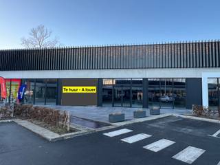 Surfaçe commerciale - 445 m2 à louer. (UNIT 7)SHOPPING LESSINES.6800 m² de magasins, grand parking 150 plaçes. Situé le long de la N57, très bonne...