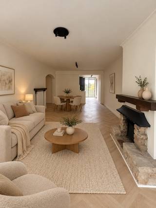 Geniet van groen en ruimte in dit gerenoveerde appartement van 105 m² op de 3de verdieping.<br /><br />De lichte leefruimte met visgraatparket en werkende open haard biedt plaats voor een ruime eethoek en een gezellige zithoek. Het terras vooraan kijkt uit op de boomkruinen. De moderne open keuken is uitgerust met ingebouwde toestellen en geeft toegang tot het tweede terras.<br /><br />Verder zijn er twee rustige slaapkamers met open zicht op het groen en het MAS in de verte, een stijlvolle badkamer met royale inloopdouche en dubbele lavabo, een aparte toilet, een afzonderlijke wasruimte en een eigen berging.<br /><br />Alle leidingen en de volledige elektriciteit zijn vernieuwd. Met EPC B, overal dubbel glas en twee liften geniet je van comfortabel wonen. Het appartement is onmiddellijk vrij.<br /><br />Je woont op wandelafstand van een groot park, bars en leuke adresjes. Dankzij het openbaar vervoer bereik je vlot het centrum van Antwerpen. Ook de belangrijke autosnelwegen zijn snel bereikbaar.<br /><br />Praktisch:<br />• 105 m² | 2 slaapkamers | 2 terrassen<br />• EPC B | dubbel glas | 2 liften<br />• Maandelijkse kosten: ca. € 150 (ca. € 320 inclusief gas en elektriciteit)<br />• Parkeerplaats optioneel aan te kopen voor € 15.000<br /><br />Klaar om je dozen uit te pakken? Plan je bezoek en ontdek dit instapklare appartement.<br /><br />*Meubels werden digitaal toegevoegd
