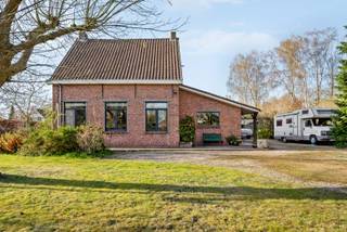 Op zoek naar een woning met karakter en een bijzonder gezellige sfeer? Dan is deze open bebouwing in charmante kleine hoevestijl absoluut een...