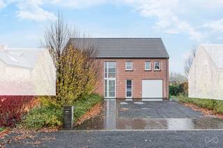 Située à Silly, cette maison individuelle 4 façades construite en 2012 offre un cadre de vie confortable et soigné sur un terrain de 1.309 m².D’une...