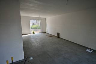 Nieuwbouwwoning in centrum Broechem met 3 slaapkamers !Indeling : Inkomhal , apart toilet , woonkamer met open keuken , berging .Verdiep : Nachthal ,...