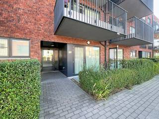 <br />Disposition : <br /><br />Espace de stationnement souterrain et rangement <br /><br />Rez-de-chaussée : <br /><br />- salon spacieux et lumineux (29 m²) avec accès à la terrasse bien orientée (4 m²) <br />- cuisine ouverte avec plaque vitrocéramique, hotte, lave-vaisselle, évier double, réfrigérateur, micro-ondes et nombreux rangements<br /> - espace de rangement (2 m²) <br />- salle de bain avec douche spacieuse et double vasque dans le mobilier (5 m²) <br />- toilettes séparées <br />- chambres 1 et 2 (11 m² et 9 m²) avec accès à la terrasse (8 m²).<br /> <br />Dans l'ensemble : <br />- Prix de location : 850,00 €/mois<br />- Commission pour les parties communes : 75,00 €/mois (entretien de la terrasse compris) <br />- Disponible immédiatement<br /><br />Le moyen le plus rapide pour visiter cette propriété ? Demandez votre visite via le bouton rose de notre site Web (www.dewaele.com) et vous serez contacté par notre expert en location Broes.<br /><br />Les rendez-vous ne peuvent pas être pris par téléphone. Pour toute autre question, vous pouvez nous contacter par téléphone au 050 444 999.<br /><br />Les images générées par l’IA sont fournies en guise d'inspiration. Elles ne tiennent pas compte des spécifications techniques, ni des renseignements urbanistiques, ni des possibilités concrètes de réalisation.