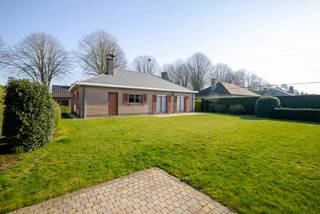 LIGGING:Deze te renoveren laagbouwvilla is gelegen op een perceel van 722M2.Op een boogscheut van Gent en met in de onmiddellijke nabijheid de op- en...