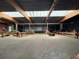 In de ambachtelijke zone van Manage bieden wij een gebouw te huur aan met een totale oppervlakte van ongeveer 1.640 m². Het gebouw heeft een draagstructuur in gelamineerd gelijmd hout en ligt op een terrein van ongeveer 1,5 ha. Het omvat een opslagruimte van 1.128 m², een werkplaats van 220 m², een mezzanine van 220 m² en 70 m² kantoren. Daarnaast kan optioneel een woning van ongeveer 300 m² worden gehuurd. De E42 (richting Luik) en de E19 (richting Brussel) liggen op minder dan 5 minuten, en het station van Manage bevindt zich vlakbij.