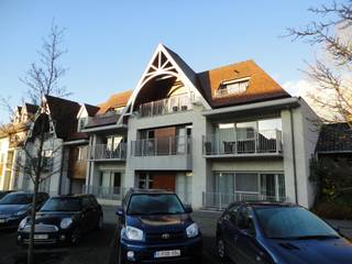 Dit charmant, recent appartement op de gelijkvloerse verdieping omvat inkom, toilet, living met terras, open volledig ingerichte keuken, berging,...