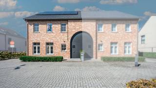 <p>Op zoek naar een ruime, instapklare woning op één van de mooiste locaties van Temse? Deze halfopen bebouwing in de gegeerde wijk De Zaat combineert 220 m² wooncomfort met een bijzonder rustige ligging op amper 100 meter van de Scheldedijk. Met 4 slaapkamers, een afgewerkte zolder, EPC A, zonnepanelen en een zonnige tuin is deze woning helemaal klaar voor de toekomst.</p><p>De woning werd gebouwd in 2011 en is tot in de puntjes verzorgd. Via de ruime inkomhal met ingemaakte kasten en een apart gastentoilet bereik je de royale leefruimte. Grote raampartijen langs drie zijden zorgen hier de hele dag voor veel natuurlijk licht, terwijl airconditioning het hele jaar door voor een aangenaam binnenklimaat zorgt.</p><p>Vanuit de woonkamer heb je rechtstreeks toegang tot het terras en de tuin met tuinhuis. Dankzij de noordwestoriëntatie geniet je hier volop van de namiddag- en avondzon.</p><p>De volledig uitgeruste keuken beschikt over een vaatwasser, oven, microgolfoven en koelkast. Aansluitend bevindt zich een praktische en ruime berging met aansluitingen voor wasmachine en droogkast. Via een handige doorloopdeur sta je opnieuw in de inkomhal.</p><p>Op de eerste verdieping bevinden zich 4 volwaardige slaapkamers, waarvan momenteel één kamer ingericht is als dressing. Daarnaast is er een afzonderlijk toilet en een ruime badkamer met ligbad, inloopdouche en dubbel lavabomeubel. Ook op deze verdieping is airconditioning aanwezig.</p><p>Een bijkomende troef is de volledig afgewerkte zolder, bereikbaar via een vaste trap. Deze ruimte kan perfect dienstdoen als thuiskantoor, hobbyruimte, speelkamer of vijfde slaapkamer. Daarnaast is er nog een afzonderlijke bergzolder voor extra opslagruimte.</p><p>Ook op energetisch vlak scoort deze woning uitstekend. Met zonnepanelen, een conforme elektrische installatie, voorzieningen voor een thuisbatterij en een EPC-score A van 73 kWh/m²/jaar is de woning bijzonder energiezuinig. De oprit biedt plaats aan twee voertuigen en beschikt bovendien over een driefase laadpaal.</p>