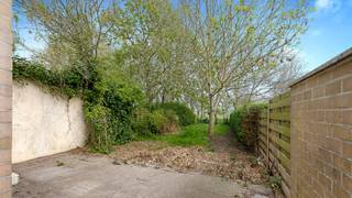 Leuke woning met heel wat potentieel, rustig gelegen in het charmante Vlissegem. Een knus dorp op enkele minuten van De Haan.Het huis vraagt om een...