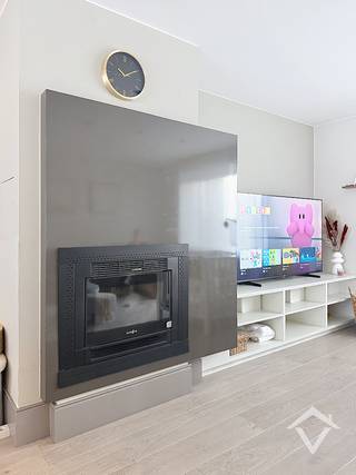 Dit instapklaar ruim appartement op de 1ste verdieping bestaat uit: woonkamer (voorzien van pelletkachel) met open volledig geïnstalleerde keuken - nachthal - toilet - 3 slaapkamers - badkamer - ruim zongericht terras van maar liefst 33 m².<br /><br />Veel parkeermogelijkheid. Afzonderlijke fietsenberging op het gelijkvloers.