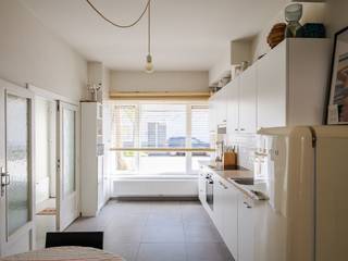 <strong>Ruime, instapklare woning met 3 slaapkamers en zuidwestgerichte buitenruimte, op wandelafstand van het bruisende stadscentrum en Dok Noord.</strong><br /><br />Deze woning beschikt over drie slaapkamers en een aangename buitenruimte van 26 m². Ze is gelegen in een residentiële wijk in het centrum van Gent, in de nabijheid van winkels, scholen en alle nodige voorzieningen.<br /><br />Achter de charmante, verzorgde voorgevel bevindt zich een lichtrijk geheel, dankzij de grote raampartijen en de hoge plafonds, zowel op het gelijkvloers als op de eerste verdieping.<br /><br />We betreden de woning via de inkomhal met dubbele deuren, die leidt naar de traphal met gastentoilet en verder naar de open leefruimte met eetplaats en zithoek.<br /><br />Aansluitend bevindt zich de open keuken, met een praktische en heldere indeling die naadloos doorloopt naar de achterliggende buitenruimte.<br /><br />Op de eerste verdieping bevinden zich twee slaapkamers, de badkamer met inloopdouche, wastafel en toilet, en een aparte wasberging.<br /><br />De tweede verdieping biedt een polyvalente ruimte die kan dienen als derde slaapkamer, bureau of hobbyruimte.<br /><br />Het instapklare comfort, dankzij een renovatie in 2017, resulteert in een verzorgd en coherent geheel met een gunstig EPC B-label.<br /><br /><strong>Een ideale woning voor wie op zoek is naar ruimte, licht en buitenruimte, gecombineerd met een centrale ligging en toekomstpotentieel binnen een opwaarderende buurt.</strong><br /> 