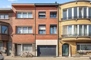 <h3><span>Instapklare stadswoning met garage en 3 slaapkamers op een toplocatie in Mechelen</span></h3><p><span> </span></p><p><span>Op amper 100 meter van het station van Mechelen bevindt zich deze verrassend ruime en instapklare stadswoning. Gelegen in een buurt die de komende jaren een ware metamorfose ondergaat met extra groen en een aangename publieke ruimte, geniet je hier bovendien van een uitstekende bereikbaarheid én de nabijheid van het bruisende stadscentrum.</span></p><p><span>De woning werd in 2016 met veel zorg en oog voor kwaliteit volledig gerenoveerd voor eigen bewoning. Het resultaat is een eigentijdse woning waar comfort, licht en functionaliteit perfect samenkomen.</span></p><p><span>Een absolute troef is de inpandige garage, een zeldzaamheid op deze locatie. Via de garage bereik je de verzorgde inkomhal met gastentoilet. Daarnaast een praktische berging met aansluiting voor wasmachine en droogkast, een polyvalente kamer die perfect dienst kan doen als slaapkamer of hobbyruimte/praktijkruimte, en een stijlvolle aansluitende badkamer.</span></p><p><span>Op de eerste verdieping vormt de lichtrijke leefruimte samen met de volledig uitgeruste open keuken het warme hart van de woning. Het grote schuifraam geeft uit op het platte dak van de benedenverdieping, dat mogelijkheden biedt voor een gezellig dakterras (mits de nodige vergunningen en aanpassingen).</span></p><p><span>De tweede verdieping beschikt over een open aangename bureauruimte met vide, waardoor het daglicht rijkelijk binnenvalt en een aangenaam ruimtegevoel ontstaat. Verder vind je hier een ruime slaapkamer en een tweede badkamer met toilet.</span></p><p><span>Helemaal boven, onder het dak, bevindt zich nog een volwaardige en sfeervolle slaapkamer. Daarnaast heb je een gunstig EPC en een conforme elektrische keuring!</span></p><p><span>Ben je op zoek naar een instapklare woning met verrassend veel ruimte, een unieke garage en een topligging vlak bij het station én het centrum van Mechelen? Dan is Coxiestraat 22 absoluut een bezoek waard.</span></p><p><span> </span></p><p><span>Contacteer ReuzeGoed op 0470 11 56 80 of <span>welkom@reuzegoed.be</span></span><span> voor een bezoek!</span></p>