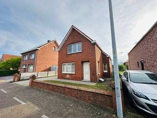 Volledig gerenoveerde woning met 2 slaapkamers pal in het centrum van Retie.

De woning omvat op het gelijkvloers een keuken met leefruimte, een zithoek een en een veranda
Op de verdieping zijn er 2 slaapkamers en een badkamer met een douche
De woning beschikt over een gezellig tuin, een grote oprit met garage en een tuinberging.

Bijzonderheden:
- Gunstig EPC
- Beschikbaar 1 maart 2026
- Praktische kelder aan de keuken
- Zeer rustige straat in het centrum
- De woning leent zich niet tot het houden van huisdieren