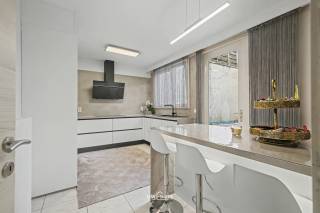 Op een topligging in centrum Beveren, op slechts 400 meter van de Grote Markt, bevindt zich deze gerenoveerde woning (2020) met 4 slaapkamers en...