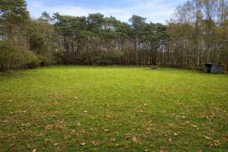 <p>Dit prachtig perceel weiland is gelegen aan de Flikkersteert in het groene en rustige Halle (Zoersel). Met een totale oppervlakte van 4.272 m² vormt deze eigendom een unieke kans voor wie op zoek is naar stilte, natuur en ruimte.</p>
<p>Het weiland is volledig omheind, nooit drassig en daardoor uitermate geschikt voor paardenliefhebbers of andere dieren. Het perceel is vlot toegankelijk en toch volledig omgeven door natuur.</p>
<p>De grond is gelegen in bosgebied, wat garant staat voor een blijvend groen en rustig karakter. Een idyllische plek voor wie wil genieten van rust, privacy en een natuurlijke omgeving.</p>