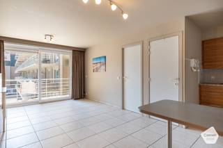 Dit mooie 1-slaapkamer appartement bevindt zich in de residentie 'Apollo XI' te Nieuwpoort-bad.Het gebouw situeert zich vlakbij de Zeedijk en de...