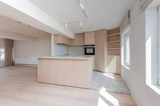 Dit luxueuze appartement, dat met veel oog voor detail is ontworpen, biedt een weelderige en stijlvolle woonomgeving. Bij het betreden van het appartement wordt u begroet door een overvloed aan natuurlijk licht dat door de ramen naar binnen stroomt. De ruime indeling en de hoogwaardige afwerking creëren een gevoel van grandeur en exclusiviteit.<br /><br />De open woonkamer is ontworpen met comfort en elegantie in gedachten. Hier kunt u ontspannen in de prachtige zithoek, genieten van het uitzicht op de historische gebouwen aan de Markt en gezellig samenkomen met vrienden en familie. De aangrenzende eetruimte is perfect voor het ontvangen van gasten en biedt een ideale setting voor heerlijke diners.<br /><br />De keuken is een ware chef's droom, uitgerust met moderne apparatuur en hoogwaardige materialen. Of u nu een culinaire expert bent of gewoon van koken houdt, hier kunt u uw gastronomische vaardigheden ten volle benutten. <br /><br />De locatie van dit appartement is ongeëvenaard.<br /><br />Dit luxueuze appartement biedt u een unieke kans om te wonen in het hart van deze betoverende stad. <br /><br />Wenst u meer info of een bezoek neem dan met ons contact op via onze website. We helpen u graag verder.<br /><br />Huurprijs : € 950,00 per maand<br />Gemeenschappelijke kosten: € 175,00 forfait per maand<br />Beschikbaar vanaf 01/09/2026 <br /><br />De snelste manier om een bezoek te brengen aan dit pand? Vraag je bezoek aan via de roze knop op onze website (www.dewaele.com) en je wordt gecontacteerd door één van onze verhuurexperten.