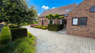 <h1><span>Move-in ready house with 3 bedrooms, beautiful garden, 2 garages, and plenty of opportunities in Lierde</span></h1><p><span>Looking for a move-in ready house where space, comfort, and a beautiful outdoor environment come together? This well-maintained family home in Deftinge (Lierde) is quietly located, a short distance from the center, with a quick connection to Geraardsbergen and Brakel.</span></p><p><span>Layout</span></p><p><span>Ground floor</span><span><br />Through the entrance hall with guest toilet, you enter the spacious and light-filled living area, where large windows create a pleasant atmosphere. The fully equipped kitchen seamlessly connects to a practical and spacious utility room/storage. Additionally, there is another storage room with a shower room on the ground floor.</span></p><p><span>First floor</span><span><br />The night hall provides access to three full-sized bedrooms and a well-maintained bathroom, equipped with a bathtub, sink unit, and toilet.</span></p><p><span>Basement</span><span><br />The house also has a practical basement, ideal for extra storage space.</span></p><p><span>Outside</span><span><br />At the back, you can enjoy a large covered terrace with a beautiful view of the beautifully landscaped garden. The outdoor space is a real asset and offers everything for those who love tranquility, gardening, and outdoor living.</span></p><p><span>In addition, the property features:</span></p><ul><li><span>A multifunctional storage/workshop of approx. 25 m² with a separate entrance and attic space, ideal for a self-employed activity, practice space, hobby workshop, or home office.</span></li><li><span>Two spacious garages.</span></li><li><span>A greenhouse and stylish pergola.</span></li><li><span>A relaxation area with jacuzzi.</span></li><li><span>A large vegetable garden.</span></li><li><span>A pasture with shelter, perfect for animal lovers or anyone wanting extra outdoor space.</span></li></ul><p><span>Additional advantages</span></p><ul><li><span>Move-in ready.</span></li><li><span>EPC label D: </span><span>no renovation obligation</span><span>.</span></li><li><span>Central heating on fuel oil.</span></li><li><span>Quiet location near the center of Deftinge.</span></li><li><span>Quick accessibility to Geraardsbergen and Brakel.</span></li><li><span>Numerous possibilities for hobby, self-employed activities, or for combining living and working.</span></li></ul><p><span>Are you looking for a spacious home with a beautiful garden and many extra possibilities? Then this property is definitely worth a visit!</span></p><p><span>Interested?</span><span> Respond via the ad. We will then personally contact you to schedule a visit.</span></p>