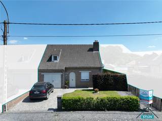 In een rustige en aangename omgeving, vlak bij het bosrijke domein rond het Kasteel d’Aertrycke, vinden we deze charmante woning terug. De woning geniet van een groene ligging en heeft tegelijk een vlotte verbinding naar diverse winkels en het openbaar vervoer. Je komt de woning binnen via de inkomhal, die toegang biedt tot het gastentoilet, de woonkamer en de vaste trap naar de eerste verdieping. De lichtrijke woonkamer biedt voldoende ruimte voor een gezellig salongedeelte en een eetplaats. Aansluitend bevindt zich de keuken, die volledig ingericht is en waar ook plaats is voor een ontbijttafel. Vanuit de keuken heb je toegang tot de garage, waar naast ruimte voor één wagen ook voorzieningen aanwezig zijn voor een wasmachine en droogkast.<br />Een grote troef op de gelijkvloerse verdieping is de lichtrijke veranda. Van hieruit geniet je van een mooi zicht op de verzorgde tuin, waardoor dit een aangename extra leefruimte vormt doorheen het jaar. Op de eerste verdieping leidt de nachthal naar drie slaapkamers, de badkamer en een praktische bergingsruimte. De badkamer is uitgerust met een ligbad, een lavabomeubel en een tweede toilet. Via een trapluik is er ook toegang tot de zolder, die extra bergruimte biedt. Achteraan de woning bevindt zich een mooi aangelegde tuin met een eerste terras aan de veranda, een moestuin en een tuinhuis met overkapping, ideaal als overdekt terras. Vooraan is er op de oprit nog plaats om een wagen te parkeren.<br />Deze woning combineert een rustige, groene ligging met praktische ruimtes en een aangename tuin. Een ideale thuis voor wie graag comfortabel woont in de nabijheid van natuur, winkels en openbaar vervoer. (sted. inl.: Vg,Wg,Gmo,Gvkr,Gvv)