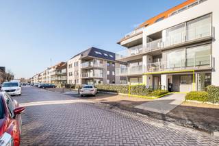 EERSTE BEZOEKMOMENT: ZATERDAG 28/02/2026. SCHRIJF U IN VIA ONZE WEBSITE.Gezellig gelijkvloers appartement met één slaapkamer en private parkeerplaats...