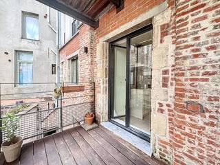 Charmant appartement de 2 chambres au cœur de Bruxelles, entouré de cafés et d'excellents restaurants. Idéalement situé, à proximité de sites emblématiques tels que la Bourse, la Grand-Place et le célèbre Manneken Pis. Idéal pour ceux qui souhaitent vivre l'effervescence de la ville !<br /><br />L'appartement se compose de :<br /><br />Hall d'entrée avec salon spacieux<br /><br />Cuisine ouverte bien équipée (four, machine à laver, réfrigérateur, plaques de cuisson,...)<br /><br />2 grandes chambres<br /><br />2 salles de bains<br /><br />Terrasse<br /><br />Toilette individuelle<br /><br />Disponible à partir du 15 octobre 2026.<br /><br />Vous souhaitez planifier une visite pour cet appartement ? Faites une demande via www.dewaele.com