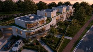 <h2><span>Residentie Helios – Eigentijds wonen in een groene omgeving</span></h2>
<p><span>Ontdek </span><strong><span>Residentie Helios</span></strong><span>, een stijlvol nieuwbouwproject aan de Omleiding 101-105 in Herent. Het project omvat </span><strong><span>18 hedendaagse appartementen</span></strong><span> met één, twee of drie slaapkamers en woonoppervlaktes van circa </span><strong><span>70 tot 120 m²</span></strong><span>. Moderne architectuur, energiezuinig wooncomfort en een groene omgeving komen hier mooi samen.</span></p>
<h3><span>Licht, ruimte en ruime terrassen</span></h3>
<p><span>De appartementen werden ontworpen met bijzondere aandacht voor licht en leefkwaliteit. </span><strong><span>Grote raampartijen</span></strong><span> zorgen voor een aangename, open sfeer en verbinden de leefruimtes met de royale terrassen. Van hieruit geniet je van een prachtig zicht op het </span><strong><span>groene private binnenpark</span></strong><span>, dat een rustig karakter geeft aan de volledige residentie.</span></p>
<p><span>Met verschillende indelingen en oppervlaktes biedt Helios een gevarieerd aanbod. Van een praktisch éénslaapkamerappartement tot een ruim drieslaapkamerappartement: zowel voor eigen bewoning als voor investering zijn er verschillende mogelijkheden.</span></p>
<h3><span>Energiezuinig en comfortabel wonen</span></h3>
<p><span>Residentie Helios combineert hedendaags wooncomfort met moderne, energiezuinige technieken. Ieder appartement wordt onder meer uitgerust met </span><strong><span>vloerverwarming, een warmtepomp, zonnepanelen en ventilatiesysteem D</span></strong><span>. Dit resulteert in een hoog wooncomfort, een gezond binnenklimaat en een bijzonder energiezuinige woning.</span></p>
<p><span>De </span><strong><span>ruime leefterrassen</span></strong><span> vormen bovendien een echte verlenging van de woonruimte en maken het mogelijk om volop te genieten van de groene omgeving.</span></p>
<h3><span>Parkeren en fietsen uit het zicht</span></h3>
<p><span>Onder het gebouw bevindt zich een ruime ondergrondse verdieping met </span><strong><span>autostaanplaatsen en private bergingen</span></strong><span>. Ook voor fietsers is er voldoende ruimte voorzien. Zowel op het gelijkvloers als in de kelder bevinden zich comfortabele fietsenstallingen, met plaats voor gewone fietsen én bakfietsen.</span></p>
<h3><span>Strategische ligging tussen Leuven en Brussel</span></h3>
<p><span>Helios geniet van een centrale ligging in Herent, op korte afstand van Leuven en met een vlotte verbinding richting Brussel. Winkels, scholen, openbaar vervoer en andere dagelijkse voorzieningen bevinden zich in de nabije omgeving. Zo combineert het project een </span><strong><span>groene en aangename woonomgeving met een uitstekende bereikbaarheid</span></strong><span>.</span></p>
<h3><span>Oplevering voorzien in juni 2027</span></h3>
<p><span>De bouwwerken van Residentie Helios zijn momenteel volop aan de gang. De afwerking en oplevering van de appartementen is voorzien tegen </span><strong><span>juni 2027</span></strong><span>.</span></p>
<p><strong><span>Residentie Helios staat voor modern, energiezuinig en comfortabel wonen, met royale buitenruimtes en groen als centrale troef.</span></strong></p>