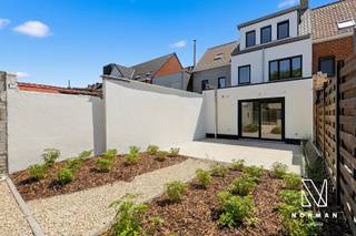 Hippe gerenoveerde woning met EPC-label A, 4 slaapkamers, uitweg en tal van extra's<br />Welkom in deze stijlvolle gerenoveerde en energiezuinige woning. Via de inkomhal met gastentoilet kom je terecht in de gezellige leef- en zitruimte. De trendy, volledig uitgeruste keuken vormt het hart van de woning en biedt dankzij de grote porte-fenêtre een overvloed aan natuurlijk licht en een aangenaam zicht op de tuin. Aansluitend bevinden zich een praktische berging en een kelder.<br />Op de eerste verdieping vind je twee ruime slaapkamers en een moderne badkamer met douche, bad, lavabo en toilet. De tweede verdieping beschikt over maar liefst 2 extra volwaardige slaapkamers, ideaal voor een groot gezin, een bureau of hobbyruimte.<br />Buiten geniet je van een zonnige tuin met terras, een uitweg en een private staanplaats met de mogelijkheid om een carport of garage te voorzien.<br />Extra troeven zijn de zonnepanelen, de conforme elektrische keuring en het uitstekende EPC-label A, wat garant staat voor een energiezuinige en toekomstgerichte woning.<br />Voor meer info of een bezoek bel Amber op 0470 11 17 12