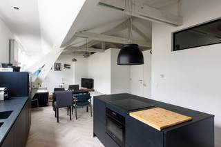 <p><span>Stijlvol gerenoveerd appartement op toplocatie aan Sint-Katelijneplein</span></p><p><span>In het hart van één van de meest gegeerde en trendy buurten van Brussel, vlak bij het Sint-Katelijneplein en de Vismarkt, bevindt zich dit charmante appartement van ca. 80 m², gelegen op de 4de verdieping van een uniek historisch gebouw zonder lift.</span></p><p><span>Het appartement werd in 2020 volledig en smaakvol gerenoveerd, waarbij hedendaags comfort perfect samengaat met het karakter van het gebouw. U komt binnen in een ruime en bijzonder lichtrijke leefruimte met een open, volledig uitgeruste keuken een aangename plek om te ontspannen of gasten te ontvangen.</span></p><p><span>De indeling omvat verder een ruime, rustige slaapkamer en een moderne badkamer met inloopdouche en lavabo. Aansluitend aan de leefruimte bevindt zich nog een extra ruimte die flexibel kan worden ingericht als bureau, dressing of tweede slaapkamer (zonder raam), ideaal voor thuiswerk of logés.</span></p><p><span>De absolute meerwaarde van dit appartement is de uitzonderlijke ligging: midden in een levendige wijk met een uitgebreid aanbod aan restaurants, cafés en winkels, en met openbaar vervoer op wandelafstand.</span></p><p><span>Dankzij de combinatie van ruimte, licht, een kwalitatieve renovatie en een topligging vormt dit appartement zowel een ideale eigen woonst als een interessante investering in het bruisende centrum van Brussel.</span></p>