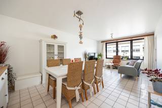 <p><span>Op zoek naar een comfortabel appartement met een uitstekende ligging én een ruime garage?</span><span> Dan is dit instapklare appartement aan de </span><span>Schoolstraat 24 in Aarschot</span><span> absoluut het ontdekken waard. </span></p><p><span> </span></p><p><span>Dit aangename appartement, gebouwd in </span><span>1990</span><span>, beschikt over een bewoonbare oppervlakte van </span><span>74 m²</span><span> en combineert een praktische indeling met heel wat troeven. </span></p><p><span> </span></p><p><span>Bij het binnenkomen wordt u verwelkomd in een </span><span>ruime en lichtrijke leefruimte</span><span>, waar grote raampartijen zorgen voor een aangename, open sfeer. Aansluitend bevindt zich de </span><span>functionele keuken</span><span>, uitgerust met het nodige comfort voor dagelijks gebruik. </span></p><p><span> </span></p><p><span>Het appartement beschikt over </span><span>twee slaapkamers</span><span>. De masterbedroom biedt bovendien toegang tot een </span><span>eigen zonnig terras</span><span>. </span></p><p><span> </span></p><p><span>De badkamer is praktisch ingericht en beschikt over een </span><span>ligbad, wastafel en toilet</span><span>. </span></p><p><span> </span></p><p><span>Een absolute meerwaarde is de </span><span>extra ruime garage (+- 30m²). </span><span>Naast het stallen van uw wagen is er nog voldoende plaats voor fietsen, een brommer, vuilnisbakken en allerhande extra bergruimte. Een bijzonder praktische troef die u in een centrumligging niet vaak aantreft. </span></p><p><span> </span></p><h3><span>Toplocatie in het centrum van Aarschot! </span></h3><h3><span> </span></h3><p><span>Ook de ligging is een echte troef. U woont hier </span><span>centraal in Aarschot</span><span>, op wandelafstand van tal van voorzieningen. Scholen, winkels, bakker, het station en andere dagelijkse faciliteiten bevinden zich vlakbij. Bovendien geniet u van een </span><span>vlotte verbinding naar de autosnelweg</span><span>, waardoor ook omliggende steden en gemeenten gemakkelijk bereikbaar zijn. </span></p><p><span> </span></p><p><span> </span></p><p><span>Interesse in dit prachtig appartement? Contacteer ons via 016 15 31 15 of info@immolivit.be</span><span> </span></p><p><span> </span></p><p><span> </span></p><p><span> </span></p>