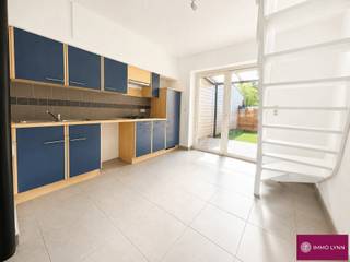 Maison rénovée avec 2 chambres, située dans un environnement très calme ! Au rez-de-chaussée : hall d'entrée, séjour et cuisine ouverte. Au 1er étage : hall de nuit, une grande chambre, WC séparé et salle de bains avec douche et meuble-lavabo (1 vasque). Au dernier étage : une grande chambre. Jardin agréable avec terrasse et abri de jardin, orienté sud-est. Maison rénovée – PEB : label C. Situation très paisible avec une magnifique vue dégagée sur les champs. À distance de marche des transports en commun, des commerces, des écoles et des restaurants.