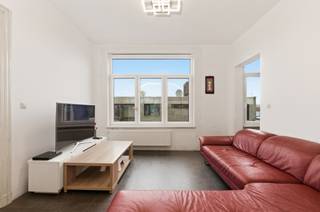 <p>Te koop: licht en ruim appartement, gelegen in een levendige buurt met winkels, horeca en openbaar vervoer op wandelafstand.<br /><br />Dit appartement op de derde verdieping van een kleinschalig gebouw combineert het comfort van de stad met een warme, huiselijke sfeer. Dankzij de hoekligging geniet u in elke kamer van overvloedig daglicht. Twee volwaardige slaapkamers bieden flexibiliteit voor een gezin, een thuiskantoor of gastenverblijf. De ligging nabij scholen, parken en invalswegen maakt dit een ideale uitvalsbasis voor wie centraal wil wonen.<br /><br />Belangrijkste ruimtes:<br />• Woonkamer met grote ramen voor veel lichtinval<br />• Vernieuwde keuken uitgerust met dubbele spoelbak, dampkap, koelkast, diepvries, oven en gaskookplaat<br />• Slaapkamer (16m²) met ruimte voor een tweepersoonsbed en kledingkast<br />• Slaapkamer (13m²) ideaal als kinderkamer of bureau<br />• Badkamer met ligbad en enkele spoelbak<br />• Wasplaats met aansluitingen voor wasmachine en droogkast<br />• Inkomhal <br />• Apart toilet <br /><br />Troeven:<br />• Gelegen in een levendige buurt met winkels, horeca en openbaar vervoer op wandelafstand<br />• Twee volwaardige slaapkamers <br />• Hoekligging met veel natuurlijk daglicht<br /><br />Neem vandaag nog contact op met uw makelaar voor een bezoek. JOUW DROOMAPPARTEMENT. ZO GEVONDEN!</p>