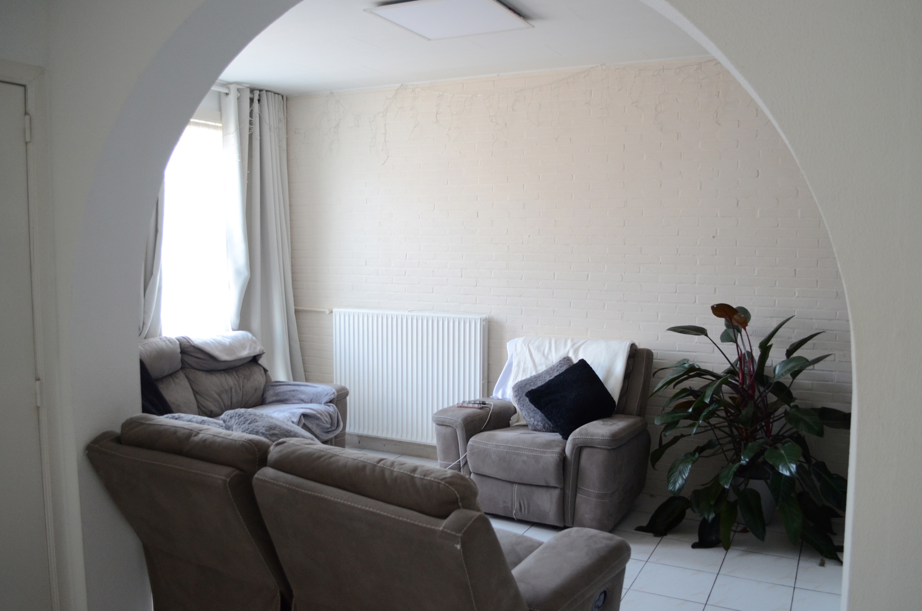 Rustig gelegen ruime driegevelwoning met tuin en parking - foto 3