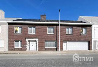 <h1><span>Ruime statige woning (390 m²) op een perceel van 698 m² in centrum ROESELARE </span></h1><h1><span> </span></h1><h1><span>De indeling van deze veelzijdige woning is als volgt: </span></h1><h1><span> </span></h1><h1><span>Gelijkvloers</span><span>:</span></h1><h1><span>inkomhal</span><span>, </span><span>2 slaapkamers (bureau)</span><span>, lichte en open </span><span>leefruimte </span><span>met gaskachel (plaats salon en eetplaats), </span><span>veranda</span><span>, ruime </span><span>leefkeuken</span><span>, praktische bijkeuken/</span><span>wasplaats </span><span>en </span><span>kelder</span><span>.</span></h1><h1><span>Ruime inpandige </span><span>garage </span><span>met sectionale poort en aparte inkomdeur.</span></h1><h1><span>Buiten bevindt zich de grote </span><span>tuin </span><span>met </span><span>terras</span><span>.</span></h1><h1><span> </span></h1><h1><span>Eerste verdieping</span><span>: </span></h1><h1><span>4 </span><span>(slaap)</span><span>kamers </span><span>waarvan 2 reeds ingericht en extra </span><span>bergzolder</span><span>.</span></h1><h1><span> </span></h1><h1><span>Troeven </span><span>: </span></h1><h1><span>+ Mogelijkheid tot creëren extra kamers</span></h1><h1><span>+ Betonnen gewelven</span></h1><h1><span>+ Mog. kangoeroe woning </span></h1><p><span> </span></p>