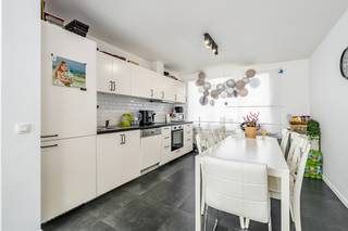 uime gesloten bebouwing in het centrum van Lebbeke, nabij scholen, station en openbaar vervoer.
<p>Deze woning uit 1937 combineert ruimte, functionaliteit en investeringspotentieel op een centrale ligging in Lebbeke. De woning is momenteel verhuurd en biedt daardoor meteen een interessant rendement voor investeerders. Dankzij de aanwezigheid van twee keukens en twee badkamers is dit huis bovendien geschikt als tweewoonst of voor wie op zoek is naar extra woonflexibiliteit. Met vier slaapkamers, een gezellige tuin van 150 m² en een achtertoegang tot de tuin is dit ook een ideale starterswoning voor gezinnen of koppels die comfortabel willen wonen nabij winkels, scholen, park en treinstation.</p>
<p> </p>
<p>Belangrijkste ruimtes:<br />• Inkomhal (13 m²) met vestiaire.<br />• Woon- en leefruimte met aangename indeling en veel mogelijkheden.<br />• Eerste keuken (8 m²) met ontbijthoek, vaatwasser, oven en keramische kookplaat.<br />• Tweede keuken (14 m²) uitgerust met inductiekookplaat, oven en vaatwasser.<br />• Vier slaapkamers met praktische indeling.<br />• Badkamer (9 m²) met dubbele lavabo, douche, toilet en sauna.<br />• Tweede badkamer aanwezig.<br />• Kelder (7 m²) voor extra bergruimte.<br />• Gezellige tuin van 150 m² met handige achtertoegang.</p>
<p>Troeven:<br />• Goede investering dankzij bestaande verhuur en mooi rendement.<br />• Ideale starterswoning met 4 slaapkamers en zonnige tuin.<br />• Tweewoonst met potentieel door twee keukens en twee badkamers.</p>
<p> </p>
<p>Neem vandaag nog contact op met je ERA-makelaar voor een bezoek.</p>
<p>JOUW DROOMHUIS. ZO GEVONDEN!</p>