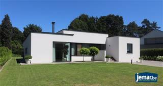 In een groene residentiële omgeving, nabij het Wouterbos, mogen wij u deze villa van 250m² met prachtige tuin aanbieden. De villa werd afgewerkt...