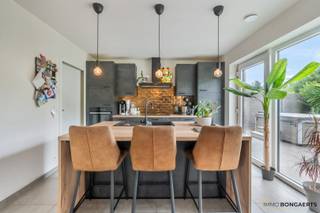 Deze verzorgde gezinswoning, gelegen op een perceel van 7a 33ca in het rustige Ellikom (Oudsbergen), combineert modern wooncomfort met een uitstekende energieprestatie.<br /><br />Bij het betreden van de woning komt u in de inkomhal, die toegang biedt tot een lichtrijke leefruimte met een moderne open keuken. Aansluitend bevinden zich een praktische berging en een gastentoilet.<br /><br />Op de verdieping geeft de overloop toegang tot drie volwaardige slaapkamers en een stijlvolle, moderne badkamer.<br /><br />De woning scoort uitstekend op het vlak van energiezuinigheid dankzij een EPC-label A, 4 kW zonnepanelen en een conforme elektrische installatie. Hierdoor geniet u niet alleen van een lagere energiefactuur, maar bent u ook helemaal klaar voor de toekomst.<br /><br />PLUSPUNTEN<br />+ Recente, instapklare woning<br />+ 3 ruime slaapkamers<br />+ Moderne open keuken<br />+ EPC-label A<br />+ 4 kW zonnepanelen<br />+ Conforme elektriciteit<br /><br />Deze woning is de ideale keuze voor wie comfortabel, modern en energiezuinig wil wonen in een aangename omgeving.