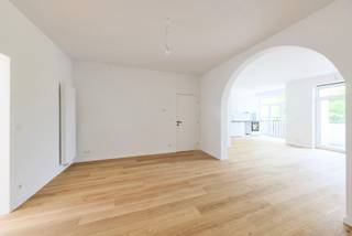 <p><span>Gelegen aan de rand van het regionale park Scheutbos in Anderlecht, op de gelijkvloers van een gebouw met 3 verdiepingen, bieden wij u dit prachtige, volledig gerenoveerde duplexappartement van 130 m² + tuin aan. Op de gelijkvloers: een grote woonkamer, eetkamer, volledig uitgeruste open keuken, een slaapkamer, apart toilet en toegang tot een prachtige tuin op het westen. In de onderverdieping: twee slaapkamers en een badkamer met bad, douche en toilet. Wasruimte. Kelder. EPC D. Elektriciteit conform. Dit pand zal u bekoren door de kwaliteit van de renovatie, de ideale ligging en de buitenruimte. Een absolute bezoek waard ! </span></p>