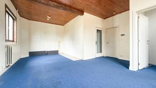 Op de Michel Scheperslaan 58 vinden we deze woning met tal van mogelijkheden. De woning is ideaal voor wie op zoek is naar een renovatieproject en graag een eigen thuis naar smaak wil creëren.<br /><br />Bij het binnenkomen beschikt de woning over een ruime living met aansluitend een geïnstalleerde keuken. Op het gelijkvloers bevinden zich verder een badkamer met douche en spoelbak en een aparte wc. Achteraan zorgt de veranda voor extra leefruimte en een aangename verbinding met de tuin.<br /><br />Op de verdieping zijn er twee slaapkamers en een tweede badkamer met bad en spoelbak. De vloeren in beide slaapkamers werden reeds gerenoveerd.<br /><br />De woning is gelegen op een mooi perceel van meer dan 6 are en geniet van een goede ligging. Dankzij de vlotte verbindingen zijn Houthalen, Hasselt en Zonhoven gemakkelijk bereikbaar.<br /><br />Een woning met een mooie basis, ruime leefruimtes en heel wat potentieel voor wie op zoek is naar een renovatieproject met mogelijkheden.<br /><br /><span>Maatregelen opgenomen in het Maatregelenregister: nee</span><br /><br />Pluspunten:<br />- Renovatiepand met veel potentieel<br />- Ruime living<br />- Geïnstalleerde keuken<br />- Twee badkamers<br />- Veranda achteraan<br />- Twee slaapkamers met gerenoveerde vloer<br />- Mooi perceel van meer dan 6 are<br />- Goede verbinding naar Houthalen, Hasselt en Zonhoven<br /><br />Voor meer informatie of een bezoek kan u ons contacteren via 078/78.78.70.<br />U bent uiteraard ook steeds welkom op ons kantoor.