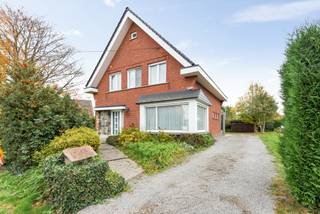 Perfect onderhouden viergevelwoning op een mooi perceel van 1.228 m², op zoek naar haar nieuwe eigenaar.In deze woning werd steeds met veel zorg en...
